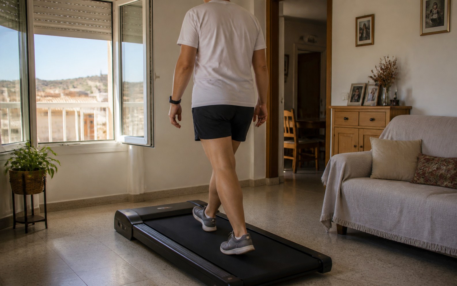 Caminar en casa durante los días de calor Caminata suave en casa durante un día caluroso